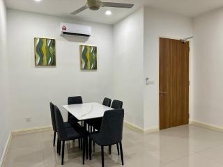 D pristine 4 bedder sea view condo opp legoland - 7