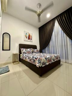 D pristine 4 bedder sea view condo opp legoland - 2