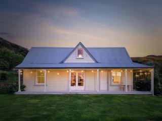 Toad Hall - Akaroa Holiday Home - 0