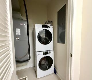 Elaborate Downtown Suite for 6 with fireplace view - 7