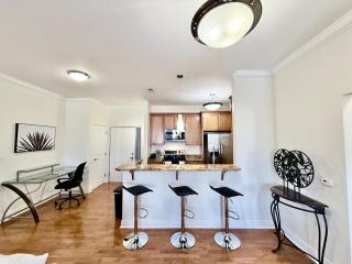 Elaborate Downtown Suite for 6 with fireplace view - 6