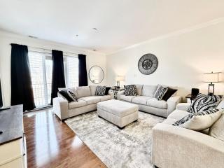 Elaborate Downtown Suite for 6 with fireplace view - 5