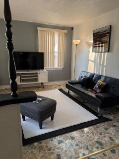 Cozy Room, Spacious Ambiance - 8