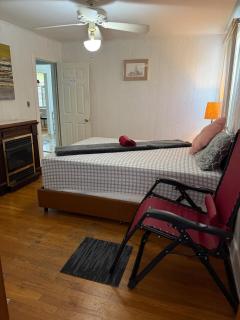 Cozy Room, Spacious Ambiance - 4