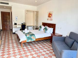 Crown Royale Hotel & Lounge - 1