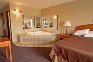 Paola Inn and Suites - 9