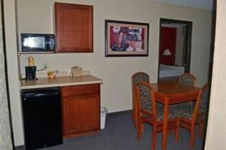 Paola Inn and Suites - 4
