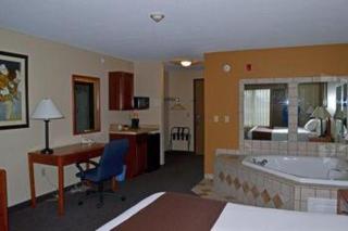 Paola Inn and Suites - 3