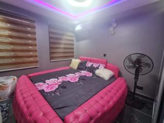 The Noire Haven - Modern Home with Fast Wi-Fi - 9