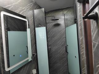 The Noire Haven - Modern Home with Fast Wi-Fi - 8