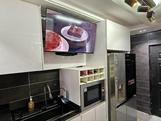 The Noire Haven - Modern Home with Fast Wi-Fi - 4