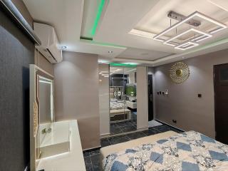 The Noire Haven - Modern Home with Fast Wi-Fi - 2