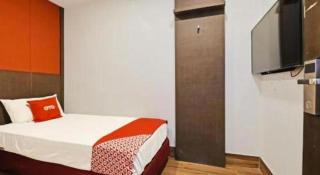 Capital O 90574 Hotel Glo - 9