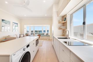 Beachfront 1 Bed across from iconic BONDI BEACH - 4