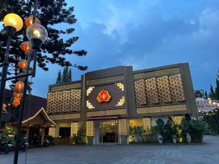 Hotel Indah Palace Tawangmangu - 0