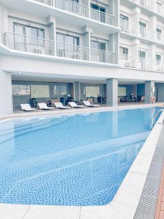 Lush Living 1BR with Balcony near Ayala Makati - 4