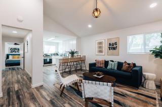 Golden Girls New Home at Downtown, Grill, Walk to 6th St Eats and Lake - 3