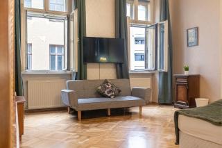 Spacious 4BR Apartment Very Central - 9