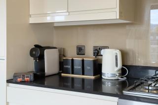 Modern Top-Floor 2-Bedroom, 2-Bathroom Apartment with Lift & a Private Balcony, Sleeps 6 - 6