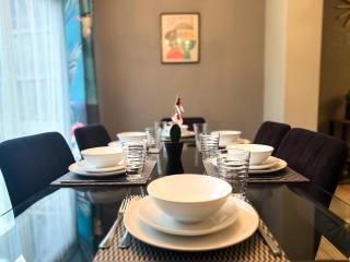 Spacious 3bed, Sleeps5, Parking - 8