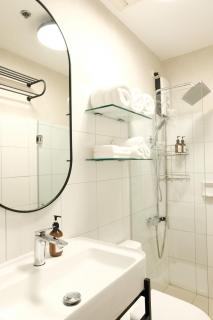 StudioRetreat near MRT , EDSA Bus Station & East Ave - 2