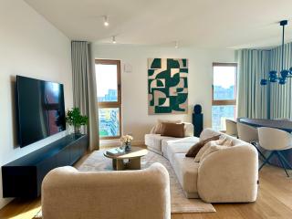 Towarowa Towers Prestigious 4-Bedroom Apartment with Parking & AC by Renters Prestige - 1