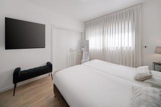 Dream 5BR Extravagant Penthouse by the Shuk - 7