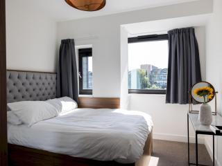 Elegant Riverside View Apartment Pass The Keys - 9