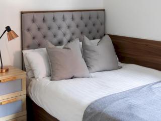 Elegant Riverside View Apartment Pass The Keys - 6