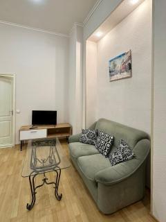 Nice studio on Independence sqr - 9