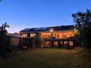 XXL Schlafzimmer in charmantem Villenanwesen - 9