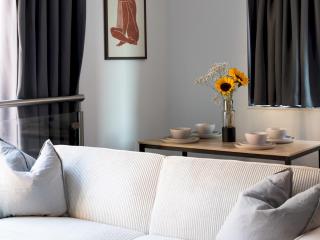 Modern riverside apartment Pass The Keys - 5