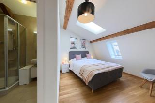 3-Bed Apartment with Skylight Windows - 7