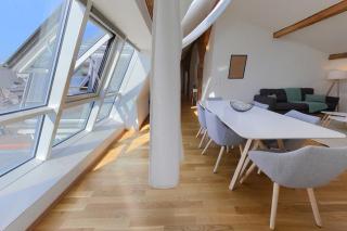 3-Bed Apartment with Skylight Windows - 8