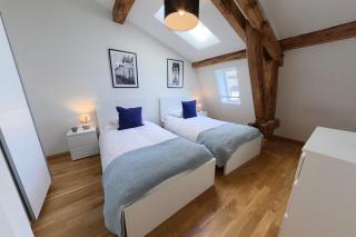 3-Bed Apartment with Skylight Windows - 6