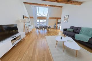 3-Bed Apartment with Skylight Windows - 9