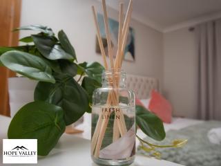 Stylish 2-Bed Maisonette Free Parking Small Pool Table - 7