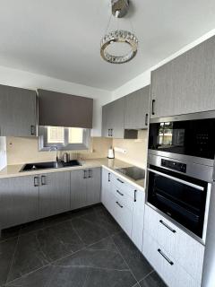 Lovely spacious two bedroom apartment central - 9