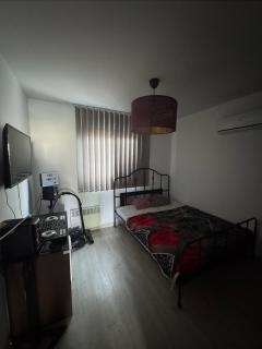 Lovely spacious two bedroom apartment central - 8