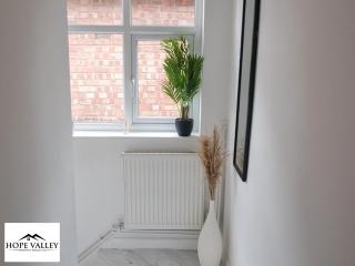 Stylish 2-Bed Maisonette Free Parking Small Pool Table - 2