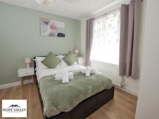 Stylish 2-Bed Maisonette Free Parking Small Pool Table - 4