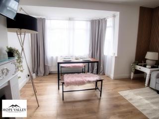 Stylish 2-Bed Maisonette Free Parking Small Pool Table - 1