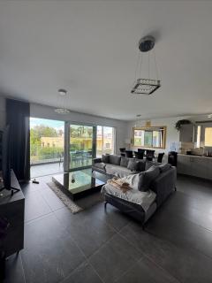 Lovely spacious two bedroom apartment central - 7