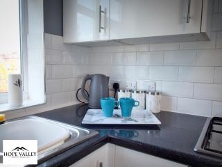 Stylish 2-Bed Maisonette Free Parking Small Pool Table - 1