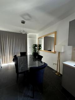 Lovely spacious two bedroom apartment central - 3