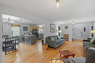 Modern Open Concept 4 Bed 2 5 Bath Mid to LongTerm Private Single Family Home - 2