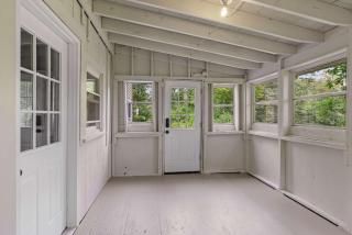 Comfy Large Bungalow - 4 Bed 1BA On Private Pond - 2