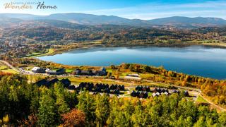 Wonder Hill - bajkowy widok na góry i zalew - 0