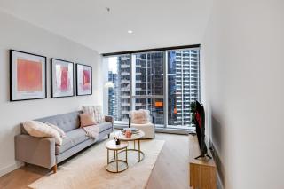 CBD Elegant 2BR Apt with Pool, Gym & City Views - 6