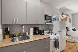 City Chic 2nd flr Studio w Enclosed Private Porch - 6